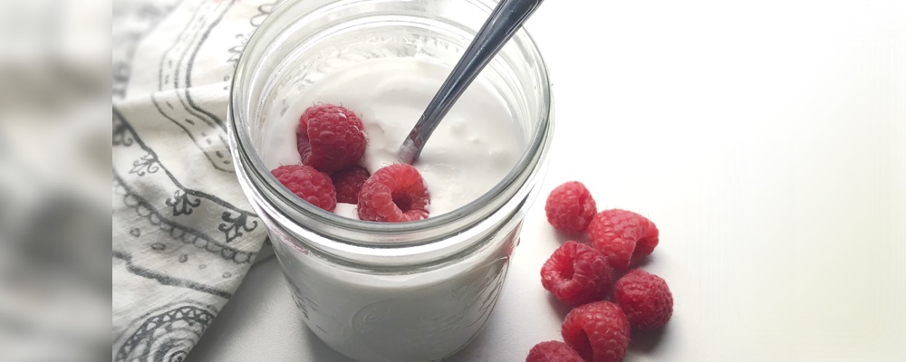  Yogurt and raspberries
