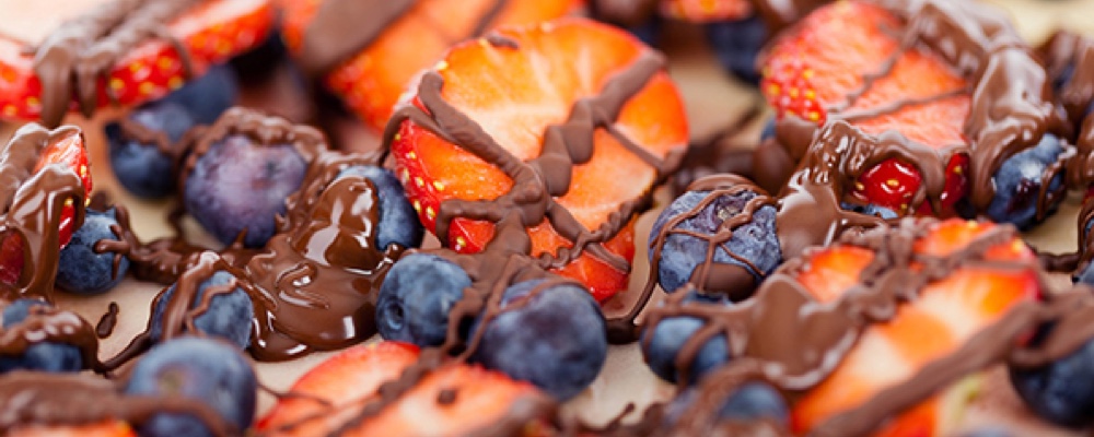 Healthy Valentine's Day dark chocolate covered strawberries