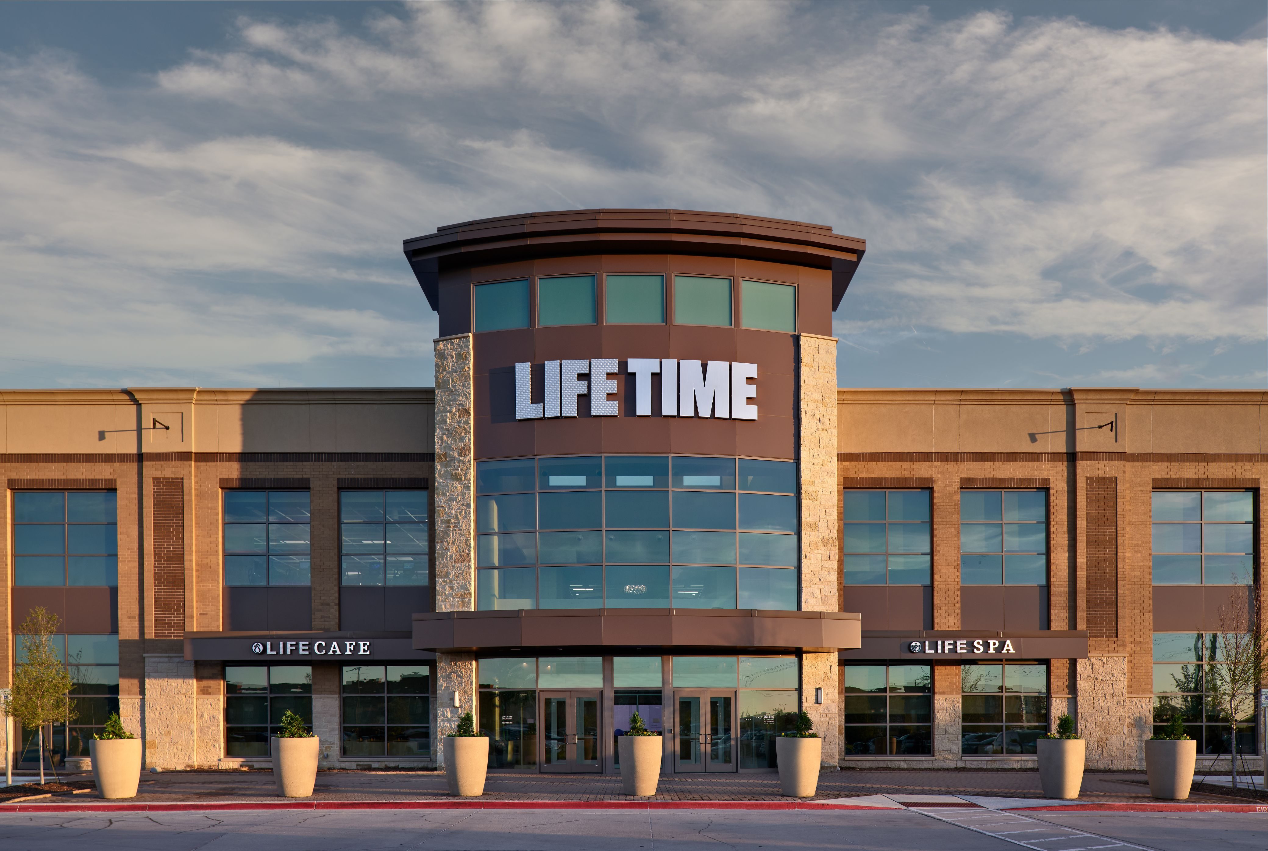 exterior view Life Time club in Missouri