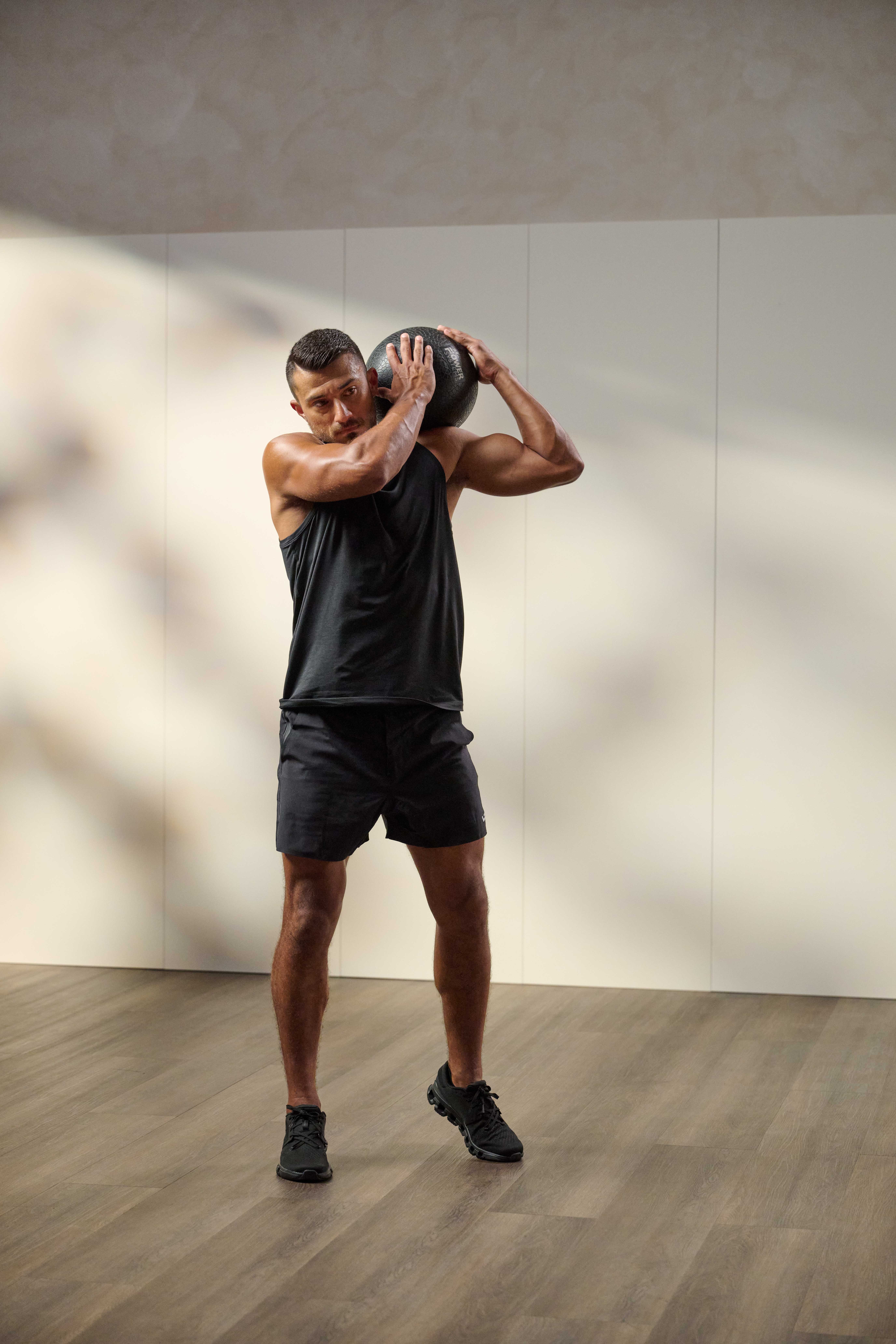 man doing an over shoulder ball toss