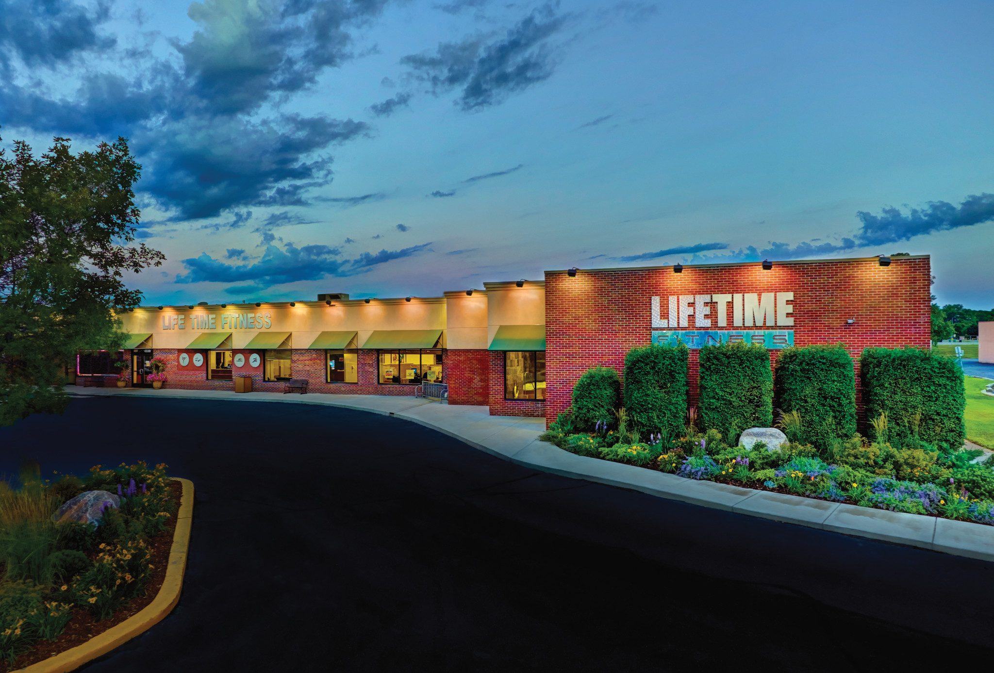 The exterior of the New Hope Life Time location