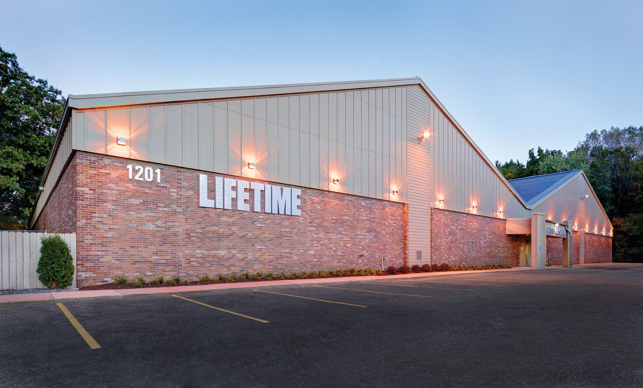 The exterior of the Oakdale Village Tennis Life Time location