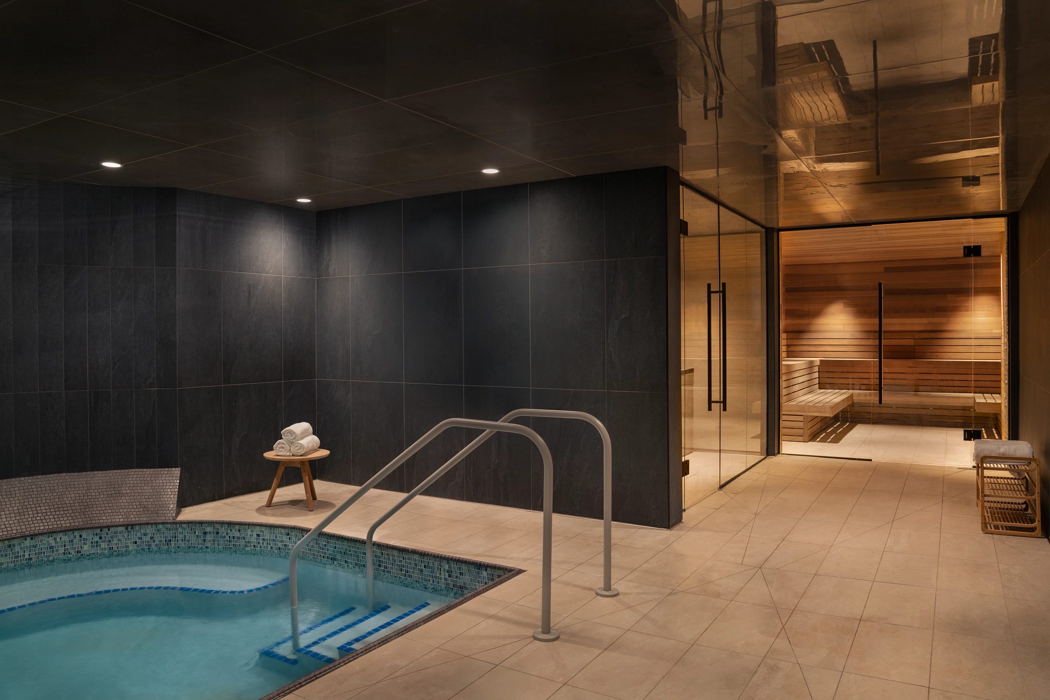 wet suite with whirlpool and sauna at Life Time