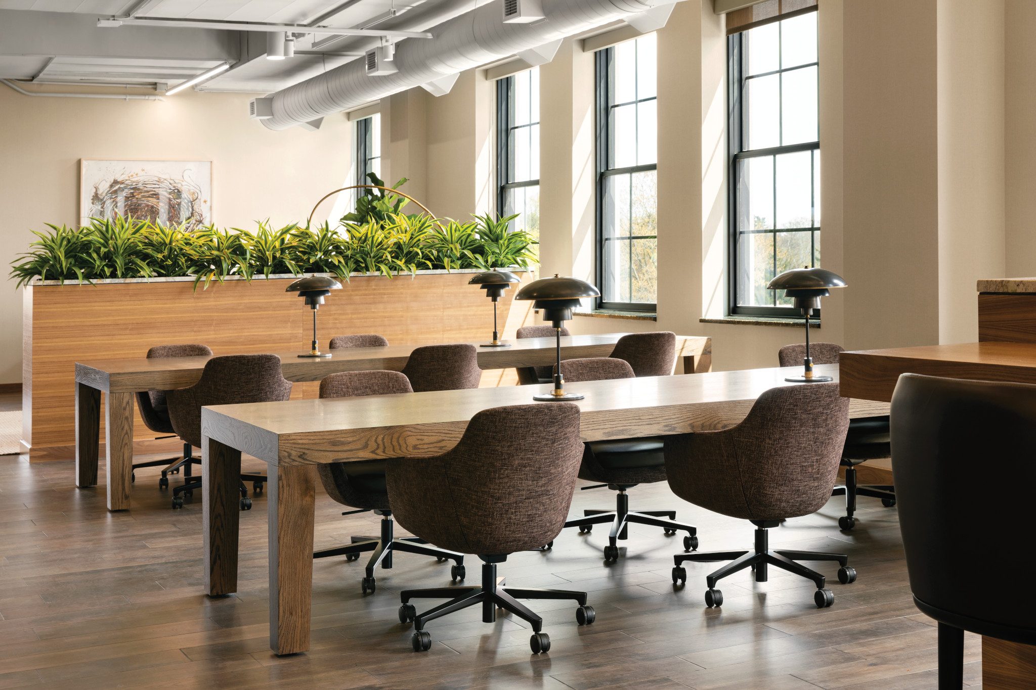Coworking tables with seating in a warm work environment