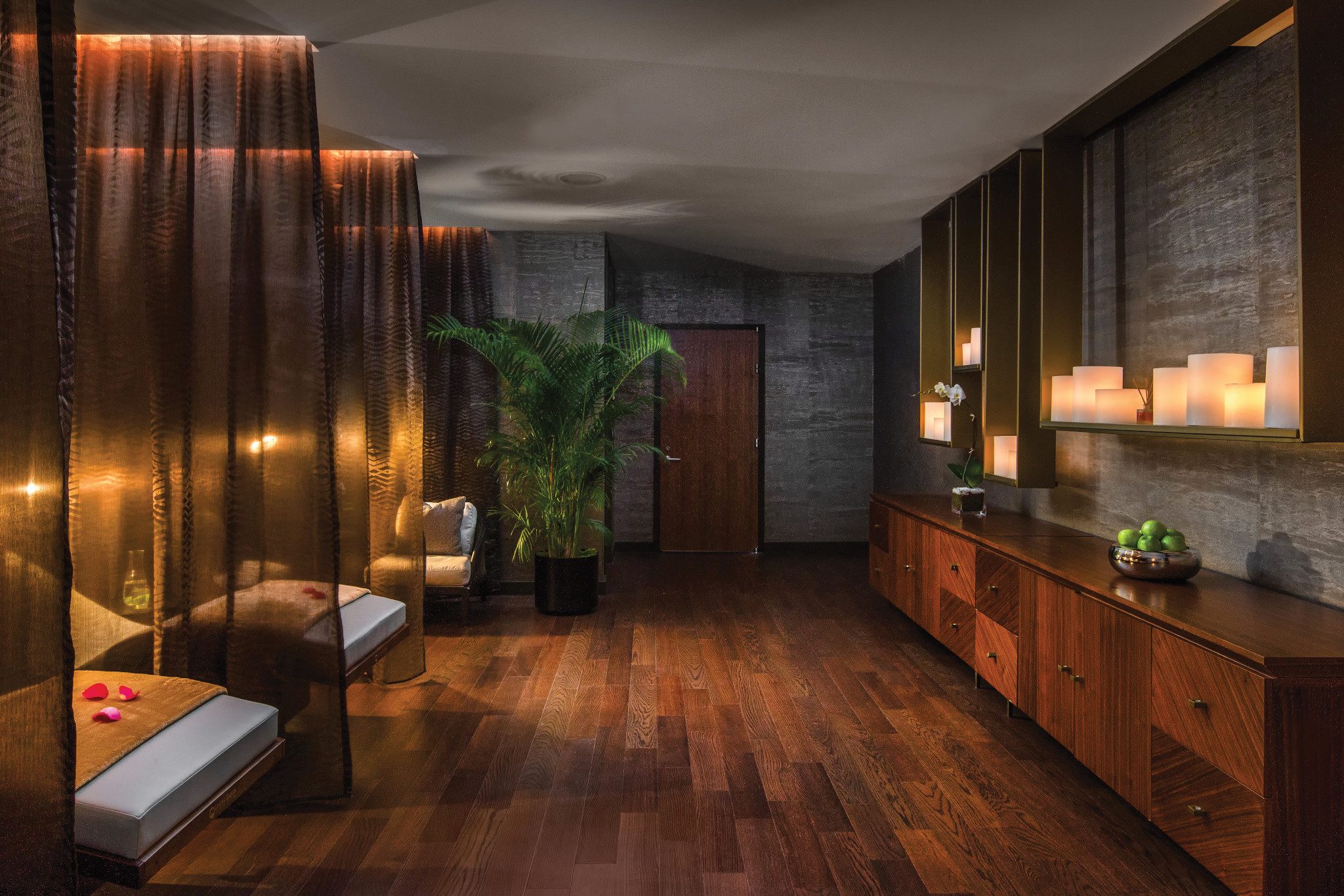 Indoor relaxation space with lounge chairs in the Life Time Sky club location